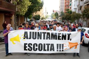 Més de 450 persones clamen a Vilanova i la Geltrú contra el model de pacificació dels eixos comercials. ACN