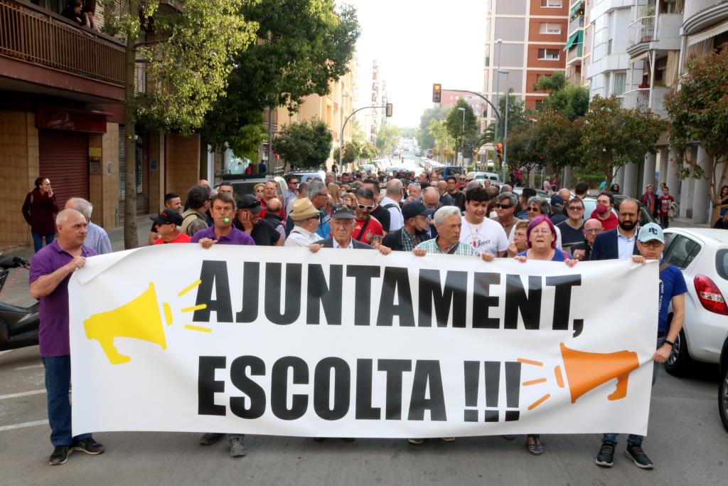 Més de 450 persones clamen a Vilanova i la Geltrú contra el model de pacificació dels eixos comercials. ACN