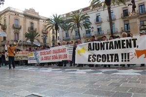 Més de 450 persones clamen a Vilanova i la Geltrú contra el model de pacificació dels eixos comercials