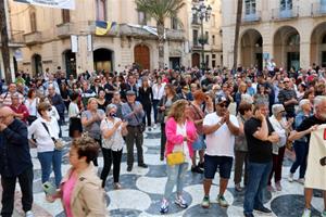 Més de 450 persones clamen a Vilanova i la Geltrú contra el model de pacificació dels eixos comercials