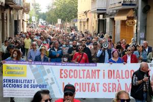 Més de 450 persones clamen a Vilanova i la Geltrú contra el model de pacificació dels eixos comercials