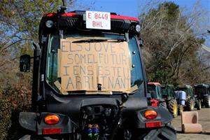 Més de cent tractors es mobilitzen a Vilafranca per denunciar la 