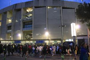 Milers d'aficionats de l'Eintracht Frankfurt es concentren als carrers de l'entorn del Camp Nou. ACN