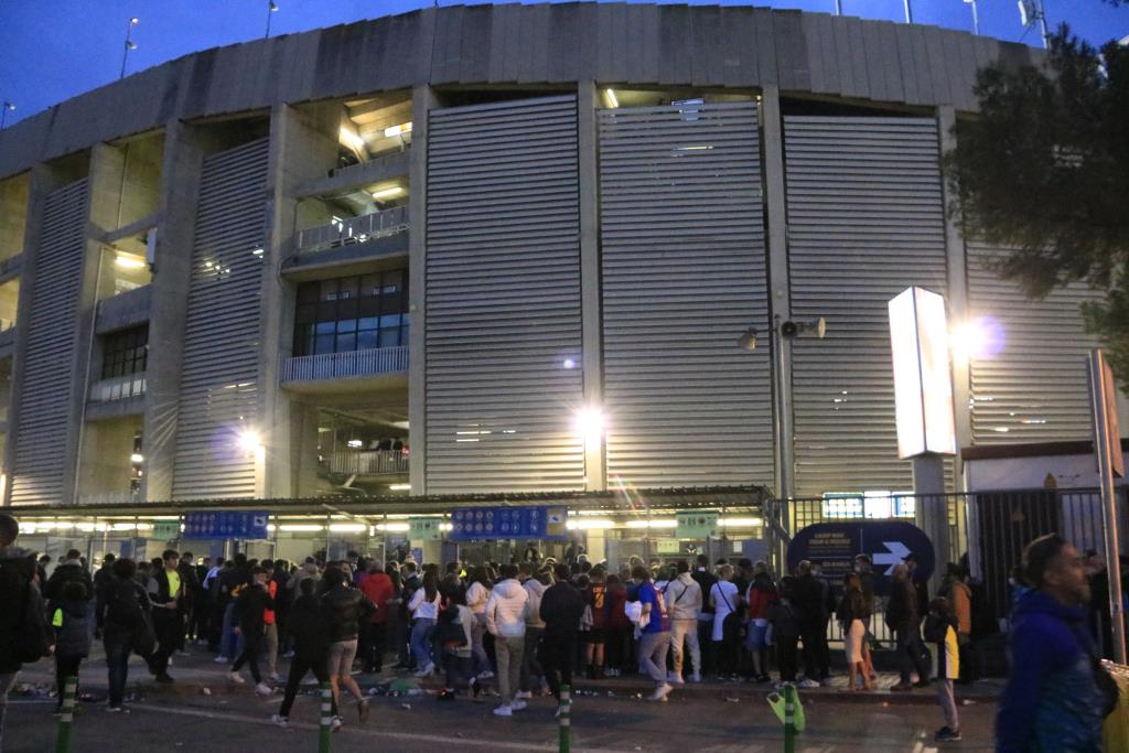 Milers d'aficionats de l'Eintracht Frankfurt es concentren als carrers de l'entorn del Camp Nou. ACN