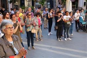 Minut de silenci davant l'Ajuntament de Sant Sadurní contra la mort d'una veïna presumptament a mans de la seva exparella. ACN / Gemma Sánchez