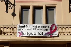 Minut de silenci davant l'Ajuntament de Sant Sadurní contra la mort d'una veïna presumptament a mans de la seva exparella