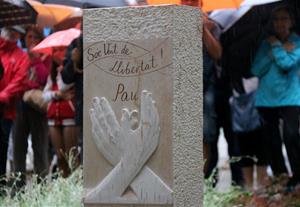 Monolit en homenatge al jove vilafranquí Pau Pérez assassinat durant els atemptats de les Rambles. Ramon Filella