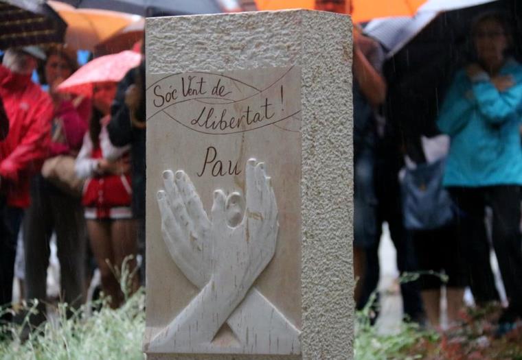 Monolit en homenatge al jove vilafranquí Pau Pérez assassinat durant els atemptats de les Rambles. Ramon Filella