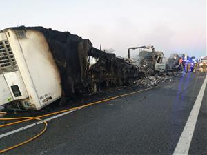 Mor el conductor d'un camió en xocar contra un altre a l'AP-2 i incendiar-se el seu vehicle a la Bisbal del Penedès. ACN