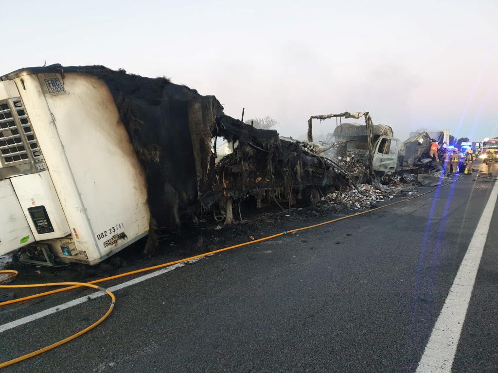 Mor el conductor d'un camió en xocar contra un altre a l'AP-2 i incendiar-se el seu vehicle a la Bisbal del Penedès. ACN