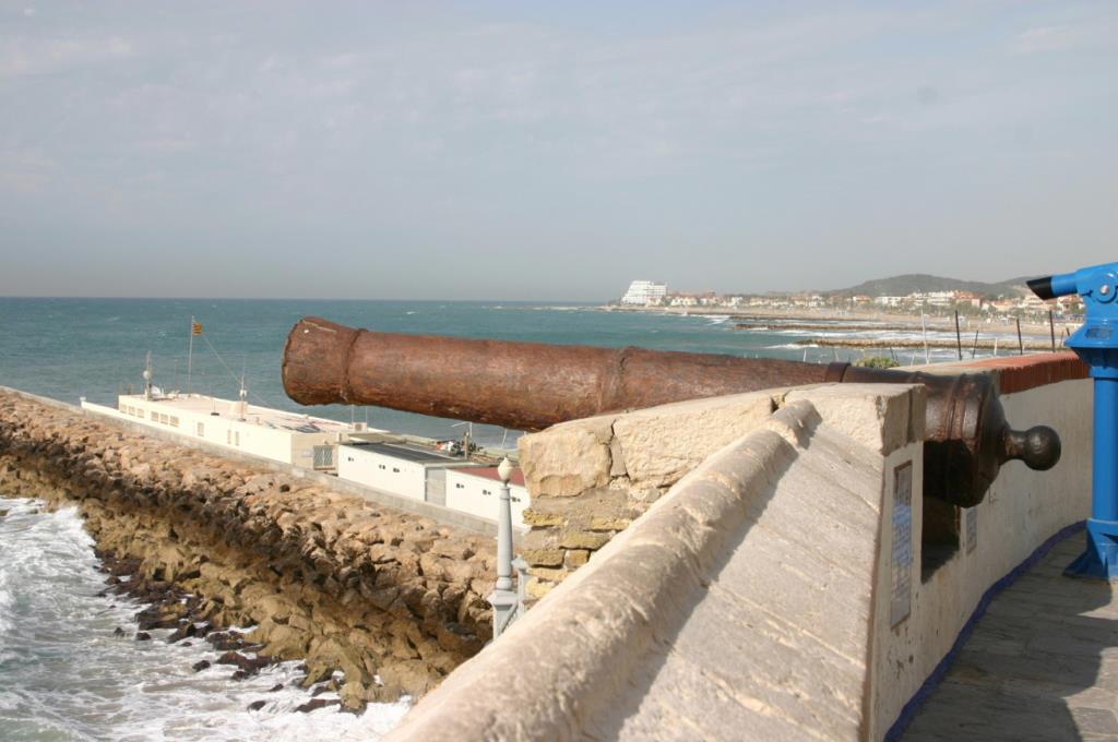 Mor un turista de 23 anys en precipitar-se des del canó del baluard de Sitges aquesta matinada. Diputació de Barcelona