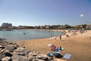 Mor una dona a la platja Terramar de Sitges. Garraf Turisme
