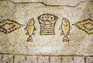 Mosaic sobre els pans i els peixos a Tabgha, Israel