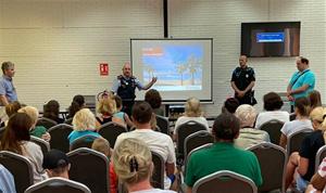 Mossos i policies de Sitges assessoren els refugiats d'Ucraïna en temes de seguretat i trànsit. Mossos d'Esquadra