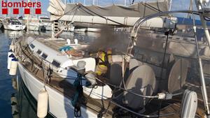 Nou dotacions dels Bombers extingeixen un incendi en un veler de 15 metres a Sitges aquest cap de setmana. Bombers