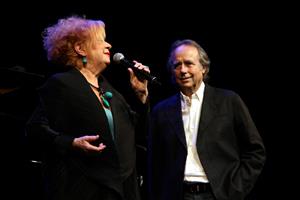 Núria Feliu i Joan Manuel Serrat a l'escenari del Liceu l'octubre del 2011 per commemorar els 50 anys de la cantant de Sants sobre els escenaris. ACN