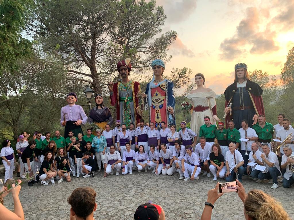 Olivella s'omple d'orgull en la benvinguda a la Jafra i el Fèlix, la nova parella de gegants. EIX