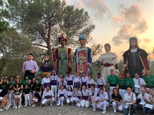 Olivella s'omple d'orgull en la benvinguda a la Jafra i el Fèlix, la nova parella de gegants