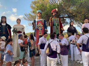 Olivella s'omple d'orgull en la benvinguda a la Jafra i el Fèlix, la nova parella de gegants