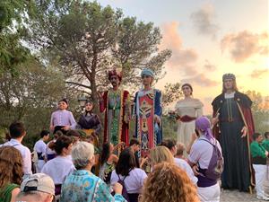 Olivella s'omple d'orgull en la benvinguda a la Jafra i el Fèlix, la nova parella de gegants