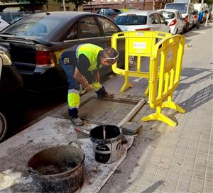 Operari tapant els escocells dels arbres al carrer de l'Aigua. @_oskarcluster_