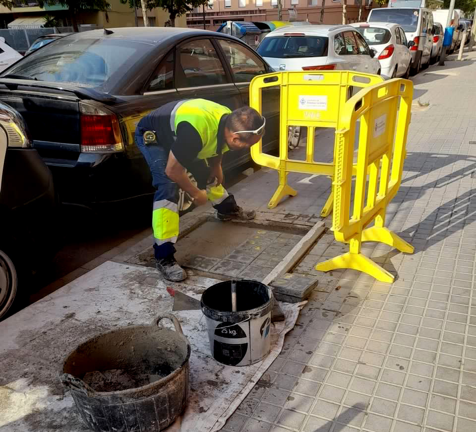 Operari tapant els escocells dels arbres al carrer de l'Aigua. @_oskarcluster_