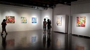 Panoràmica de l'exposició 'La bellesa efímera', d'Anna Ribera. Eix