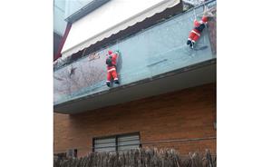 Pare Noel penjat als balcons. Ferran Savall
