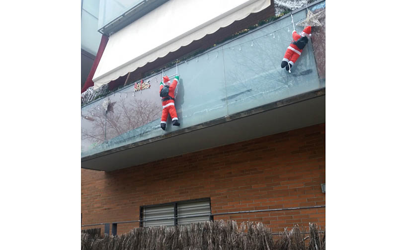 Pare Noel penjat als balcons. Ferran Savall