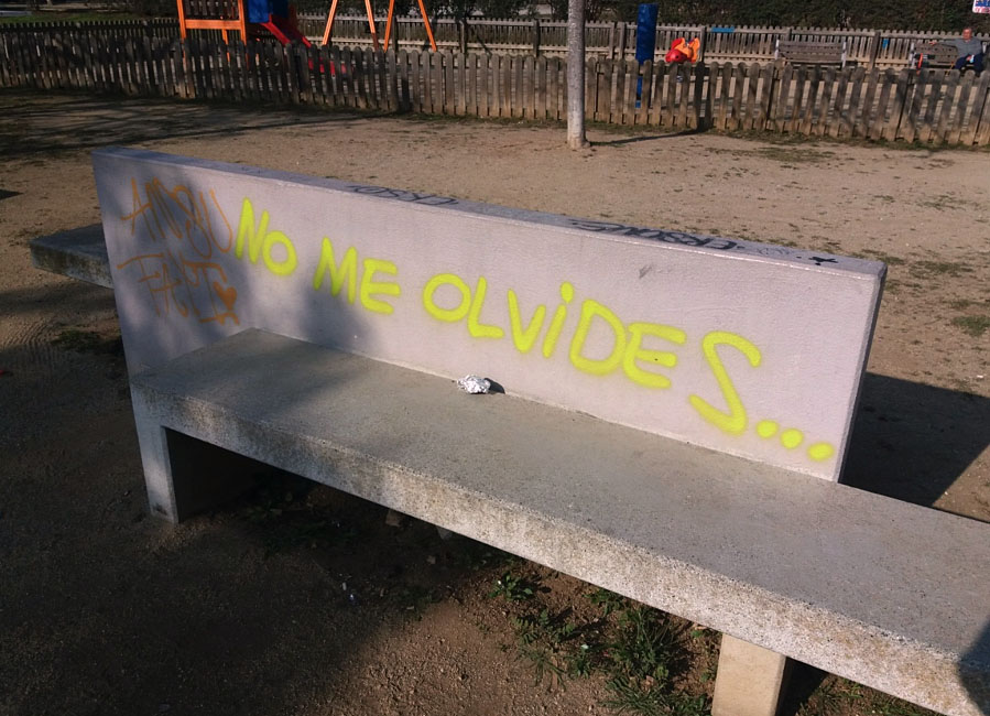 Pintada a un banc d'un parc. Ferran Savall