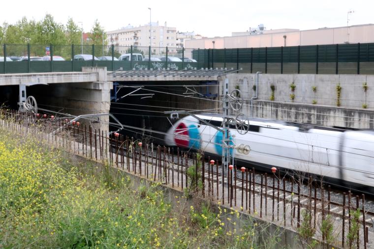 Pla obert d'un tren AVE accedint al túnel de Vilafranca del Penedès. ACN