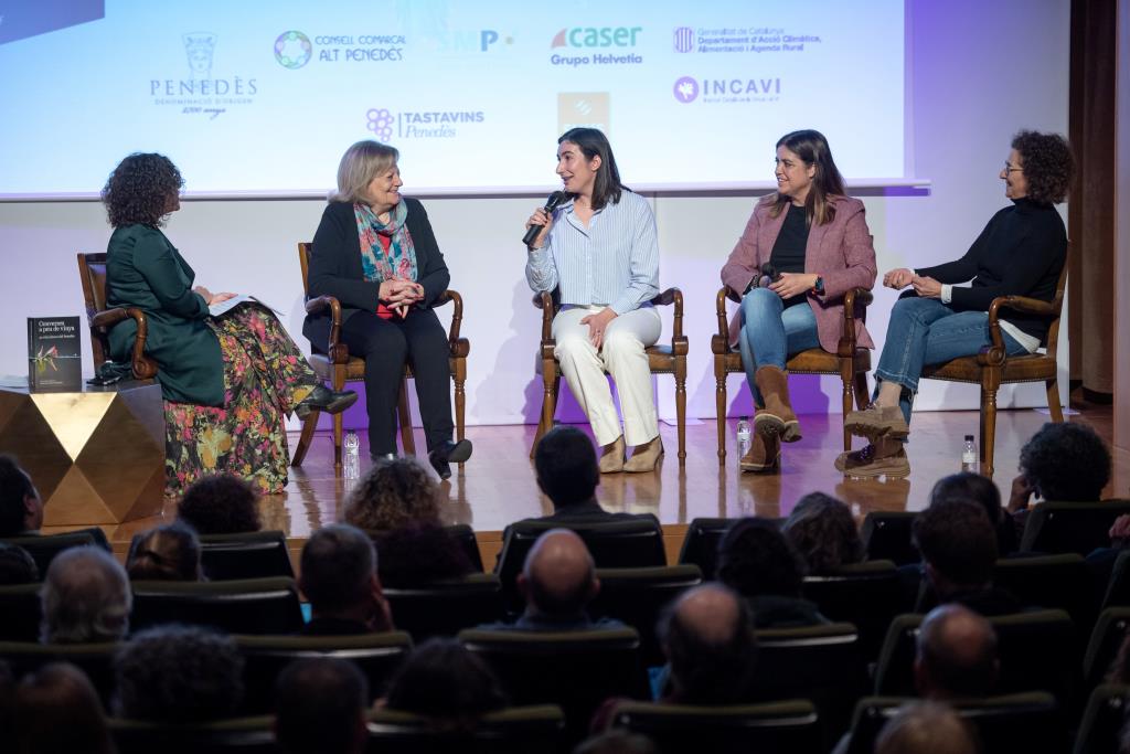 Ple absolut a la presentació a Vilafranca del llibre sobre viticultores de Maria Rosa Ferré. EIX