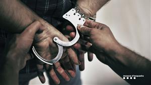 Presó per a dos lladres per 11 robatoris amb força a establiments comercials al Garraf. Mossos d'Esquadra