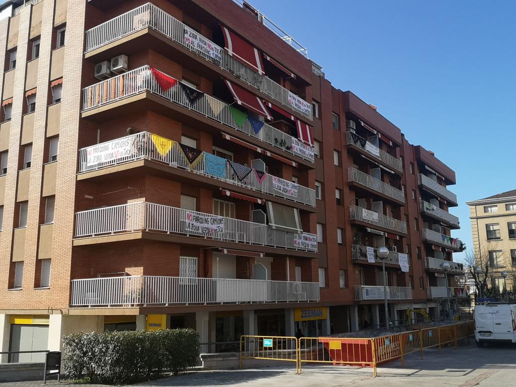 Protesta del veïnat de la plaça del Mercat de Vilanova contra les noves zones de càrrega i descàrrega. Jordi Lleó