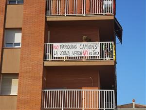 Protesta del veïnat de la plaça del Mercat de Vilanova contra les noves zones de càrrega i descàrrega