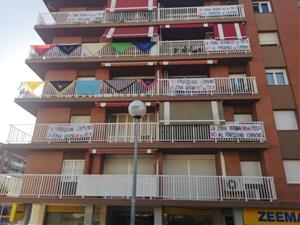 Protesta del veïnat de la plaça del Mercat de Vilanova contra les noves zones de càrrega i descàrrega