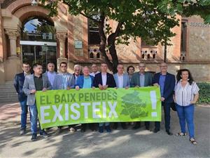 Protesta dels alcaldes del Baix Penedès a Salut per exigir que l'ampliació de l'hospital entri als pressupostos del 2023. ACN