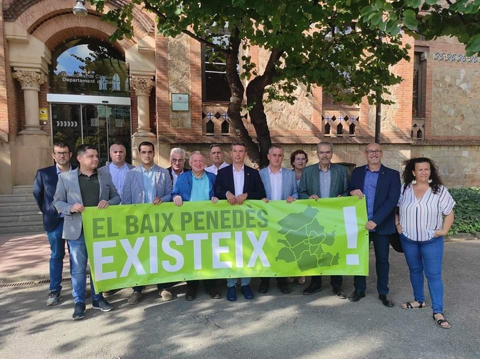 Protesta dels alcaldes del Baix Penedès a Salut per exigir que l'ampliació de l'hospital entri als pressupostos del 2023. ACN