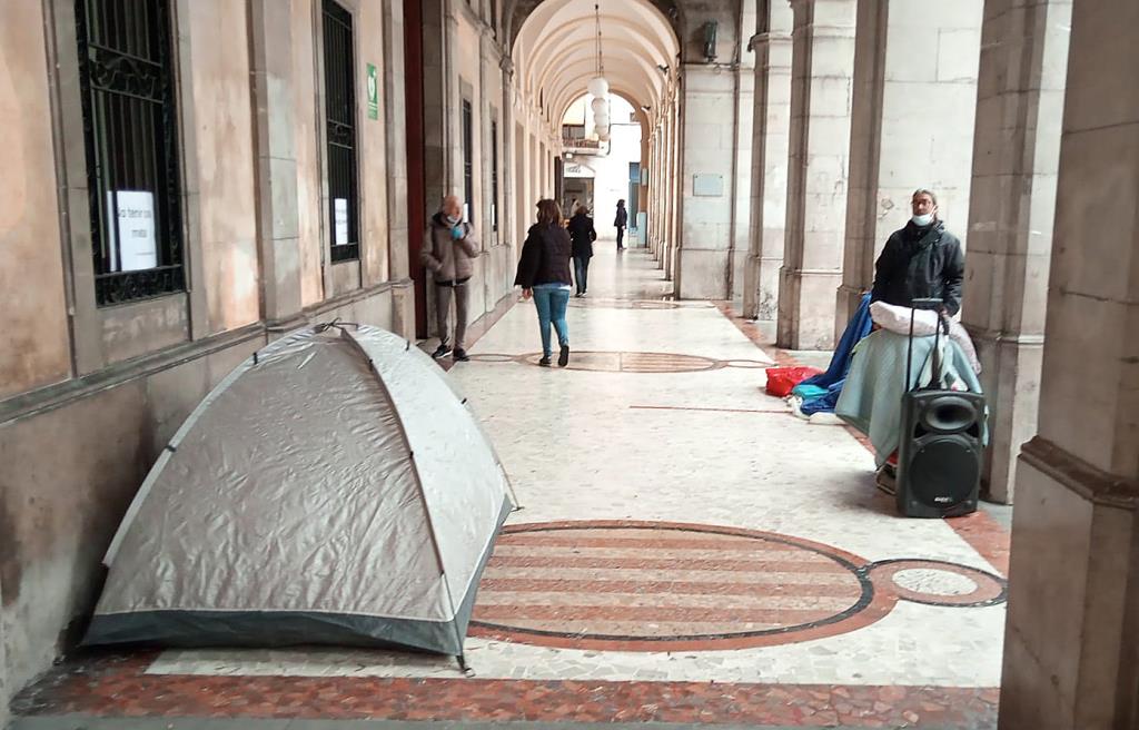 Protesta pel tancament dels moduls per les persones sense llar de l'Ajuntament de Vilanova. Eix