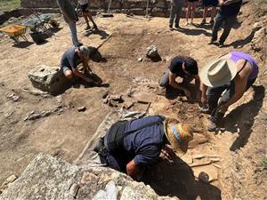 Quinze voluntaris troben peces de ceràmica, bronze, plom, monedes a la vil·la romana de Darró. Susana Nogueira