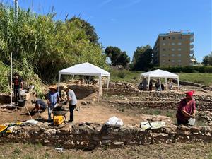 Quinze voluntaris troben peces de ceràmica, bronze, plom, monedes a la vil·la romana de Darró