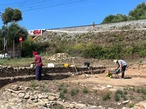 Quinze voluntaris troben peces de ceràmica, bronze, plom, monedes a la vil·la romana de Darró