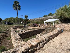 Quinze voluntaris troben peces de ceràmica, bronze, plom, monedes a la vil·la romana de Darró