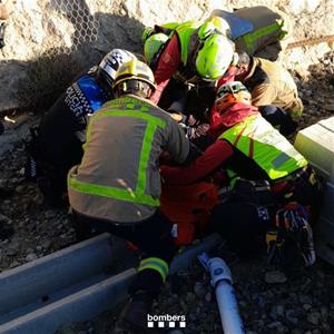 Rescaten un home que ha caigut per un penya-segat de més de 20 metres a les vies del tren a Sitges. Bombers