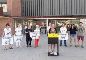 Roda de premsa de la CUP a les portes de l'Ajuntament de Gelida. Eix