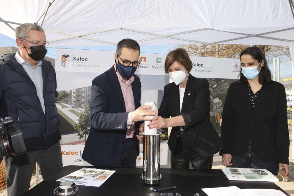 Sant Pere de Ribes col·loca la primera pedra de 43 pisos de lloguer social al nucli de les Roquetes . Ajt Sant Pere de Ribes