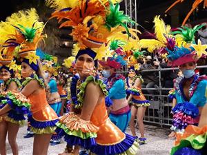 Sàtira i espectacularitat, protagonistes d'una desbordant Rua de la Disbauxa de Sitges. Ajuntament de Sitges