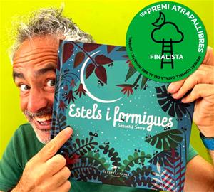 Sebastià Serra amb el seu nou llibre 'Estels i formigues'. Eix