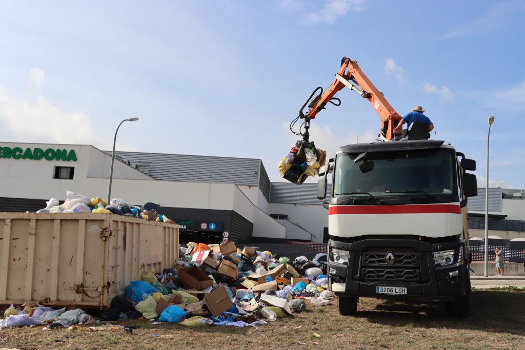 Sense acord a la vaga de la recollida d'escombraries a Sant Sadurní d'Anoia, que arriba a les dues setmanes. ACN