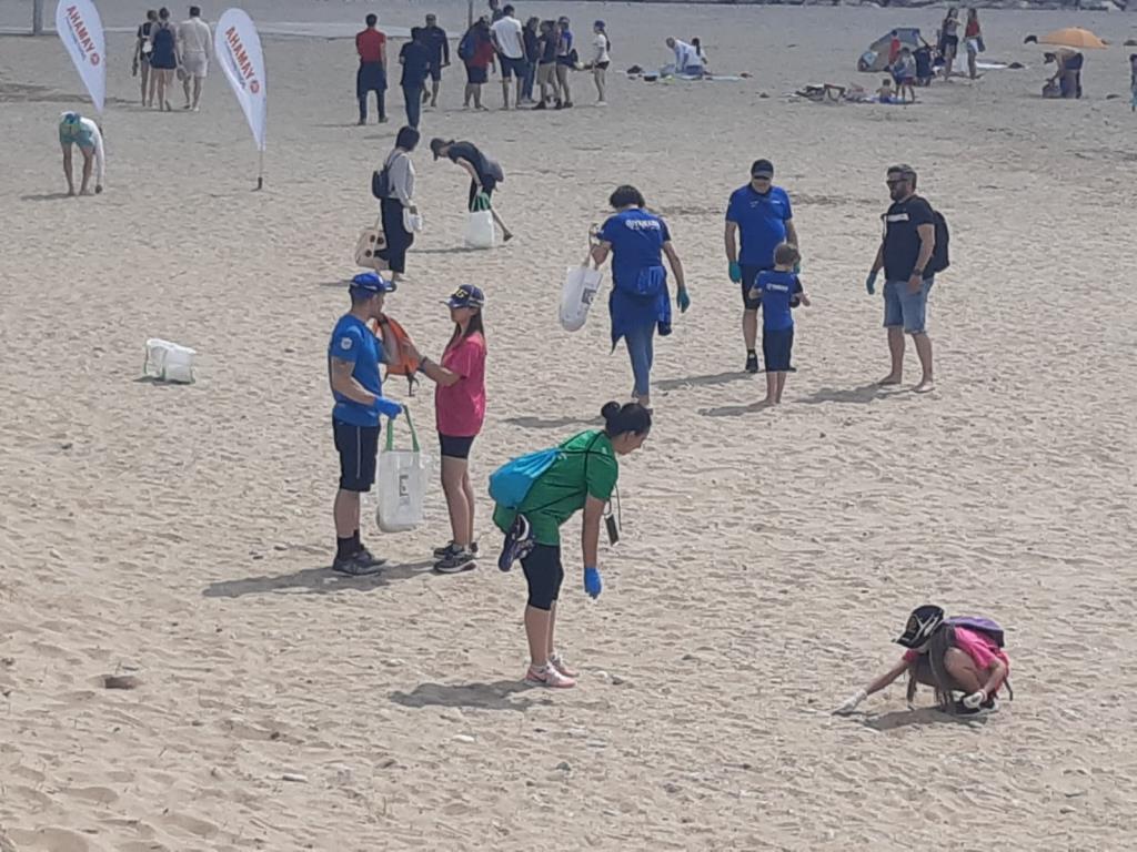 Sitges celebra les jornades mediambientals Clean up amb èxit de públic . Ajuntament de Sitges